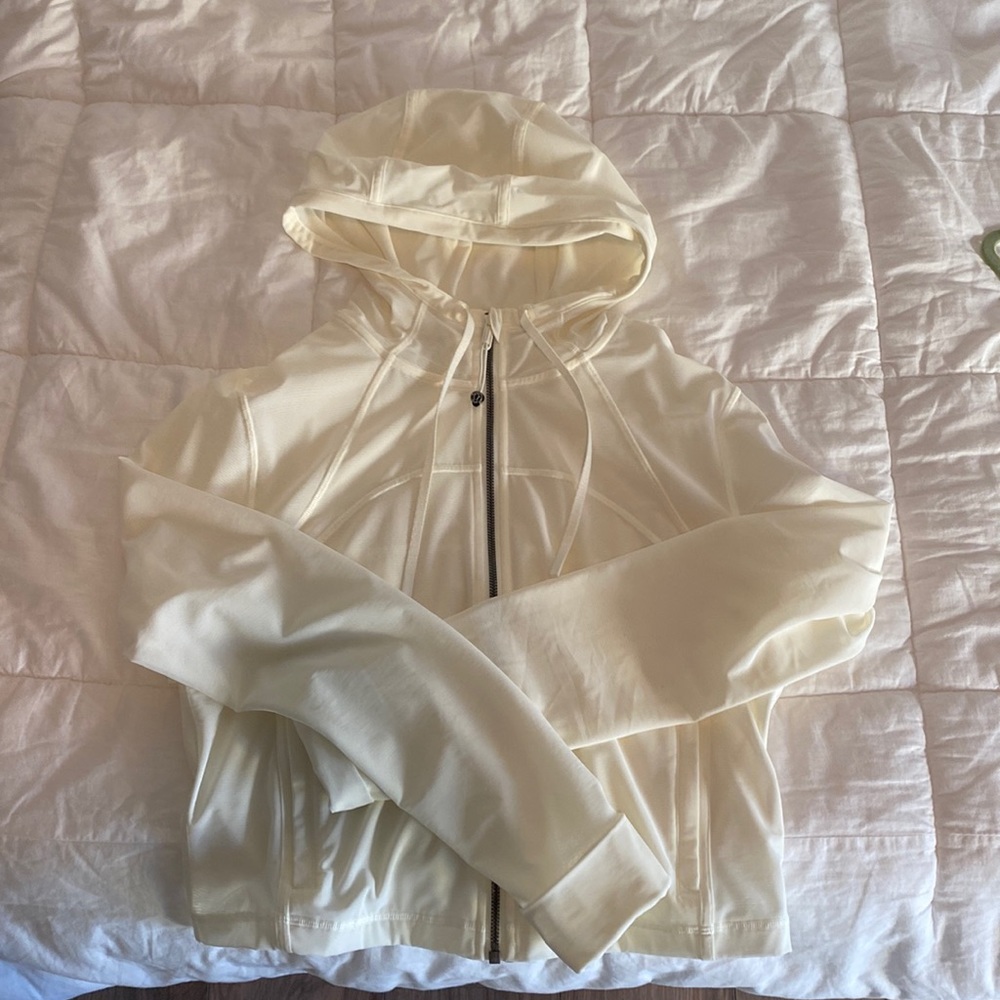 Size 12 (fits like a size 8/10 define jacket). Worn twice. Hits belly button.